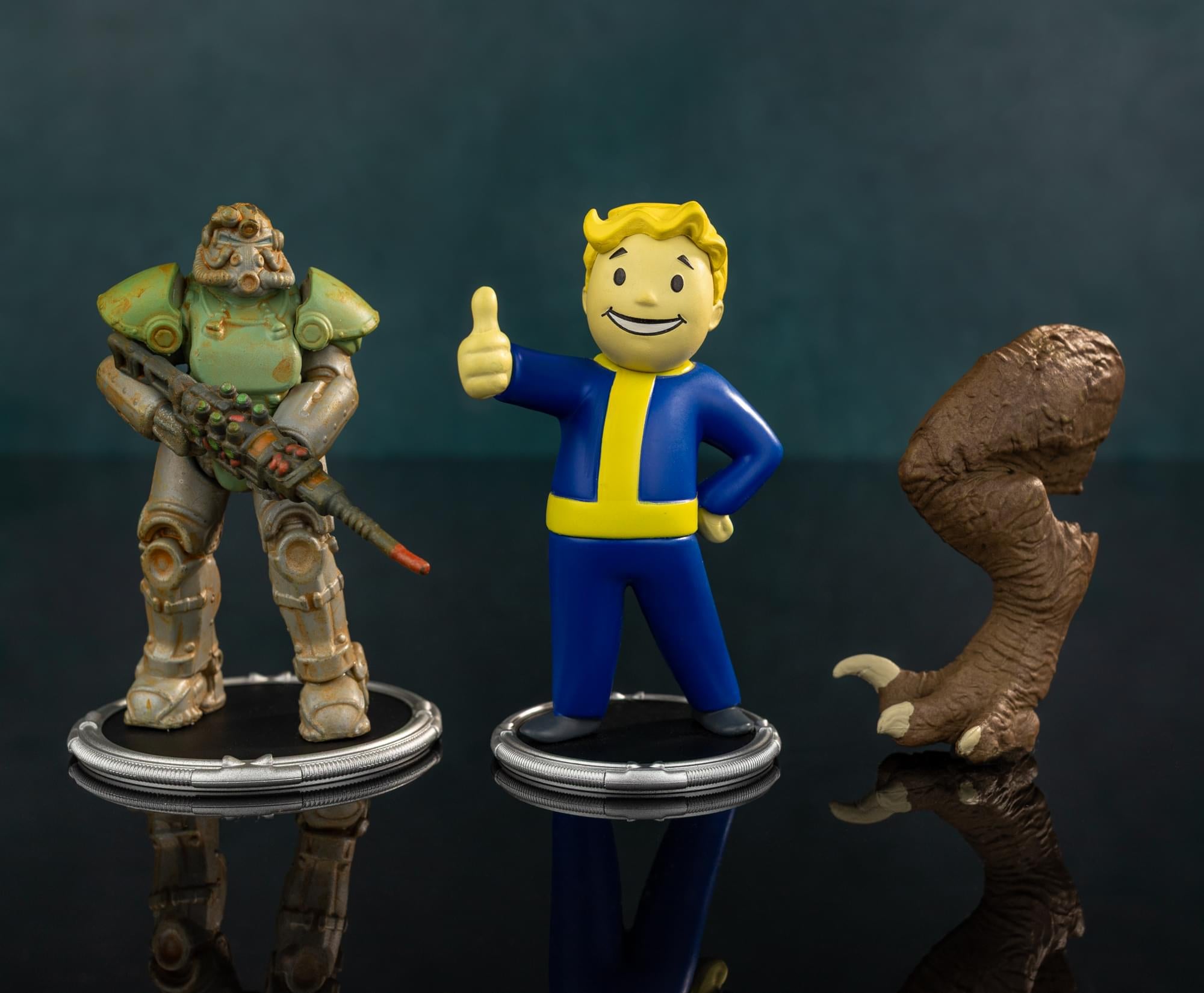 Fallout T-51 and Vault Boy (Classic) Mini Figure Set (Build-a-Figure Deathclaw)